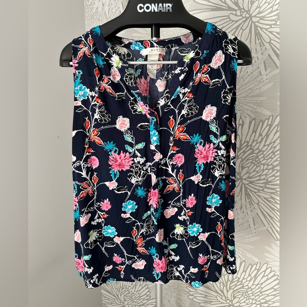 Sleeveless floral shirt. Size 1X